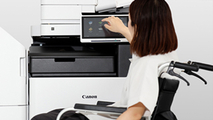 車いすの方でも無理なく利用できる「imageFORCE」の使用イメージ画像です。