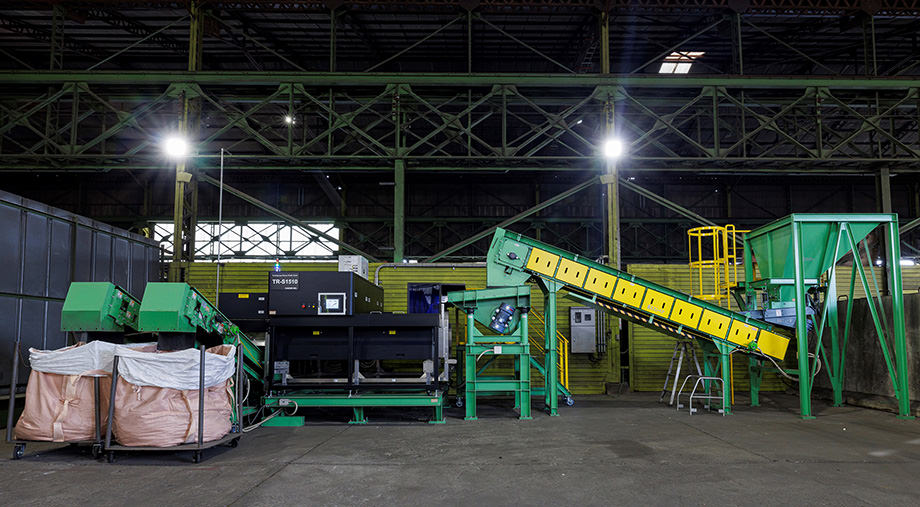 資源リサイクルを行う株式会社リーテムで稼働するラマン分光方式を用いたプラスチック選別装置「TR-S1510」画像