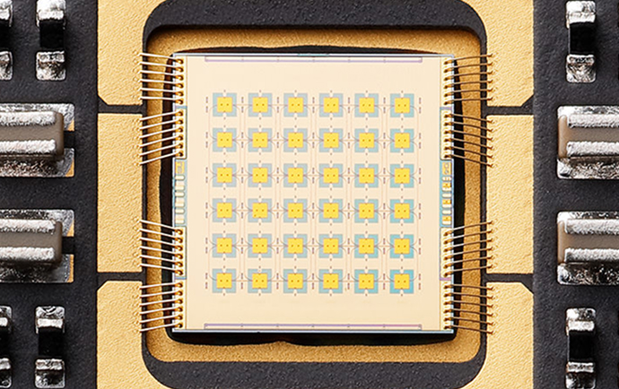 3.2mm角の半導体チップ上に集積された6×6＝36個のパッチ（平面）アンテナ画像