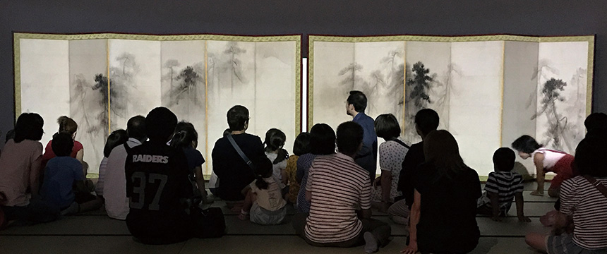 「松林図屏風」の高精細複製品を使用した体験型展示の様子を表す画像です。