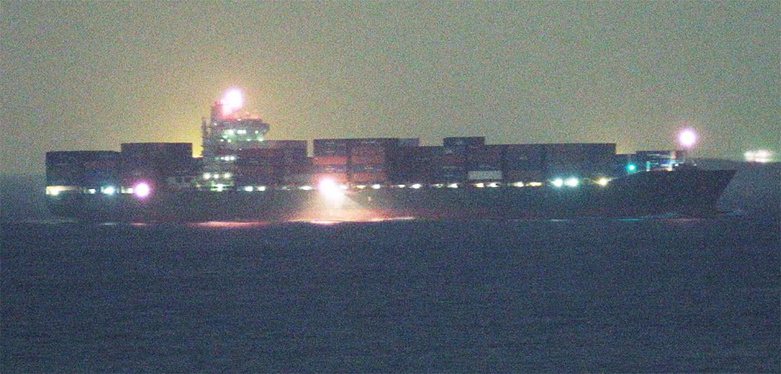 MS-500で、約5km先の海上を航行する夜間の船を撮影。望遠性能に優れたキヤノンの放送用レンズCJ45e×13.6B IASE-V Hを使用。
