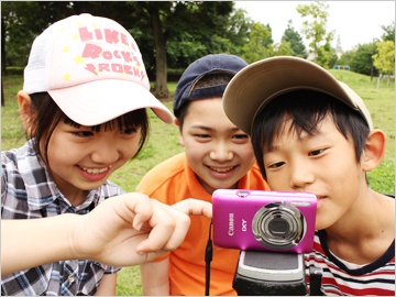 デジタルカメラで楽しそうに撮影する子供たち