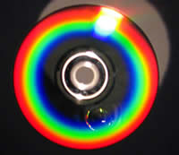 CDを懐中（かいちゅう）電灯で照らし、真上から見てみるのも面白いですよ。美しいRGBの分光が観察できます。