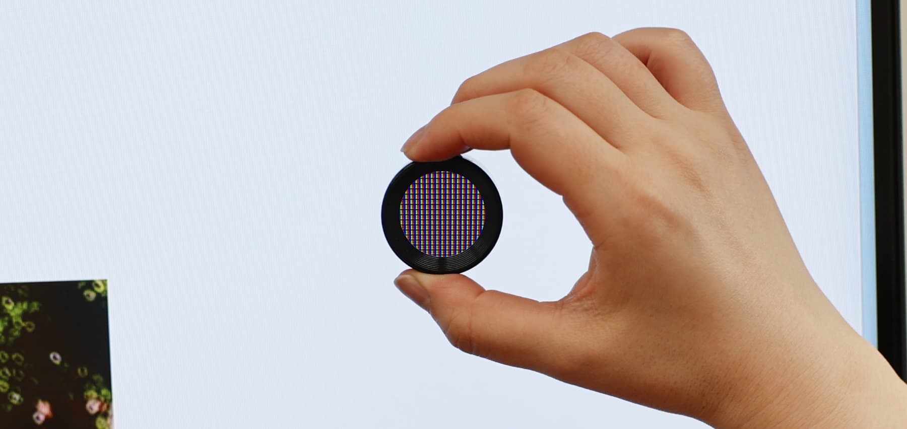 テレビやスマホ、コンピューターの画面をルーペでかんさつすると…さて、何色の色が見えるでしょう？