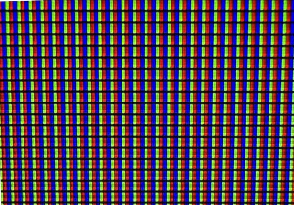 テレビ画面を拡大してみると…