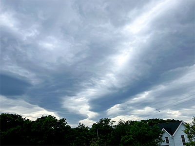 雲が厚いほど、濃いほど黒っぽく見えます