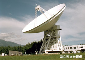 直径45mのパラボラアンテナを持つ電波望遠鏡