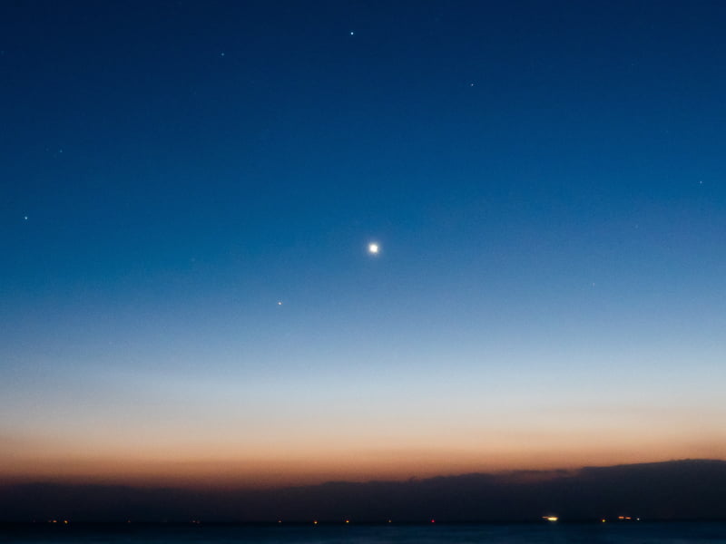 明るくかがやく金星