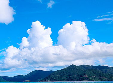 白い雲と黒い雲、何がちがう？ …雲の色のしくみ