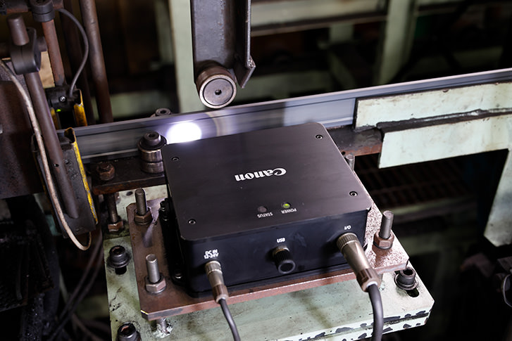 「Dグリップ」の生産ラインで鋼材の移動量を測定する非接触測長計