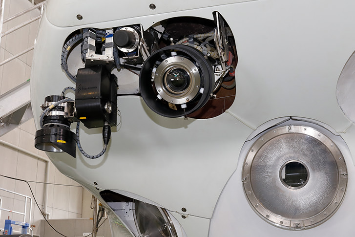 「しんかい6500」に装備されているキヤノンの超高感度多目的カメラ「ME20F-SH」。その近くにあるのぞき窓から漏れるわずかな光で深海の様子をとらえた