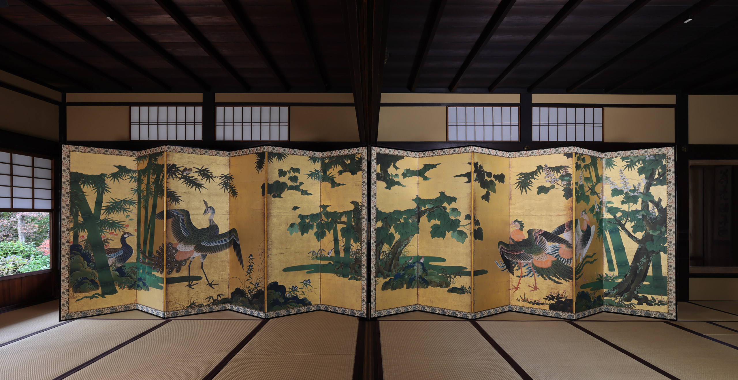 桐竹鳳凰孔雀図屏風 展示の様子