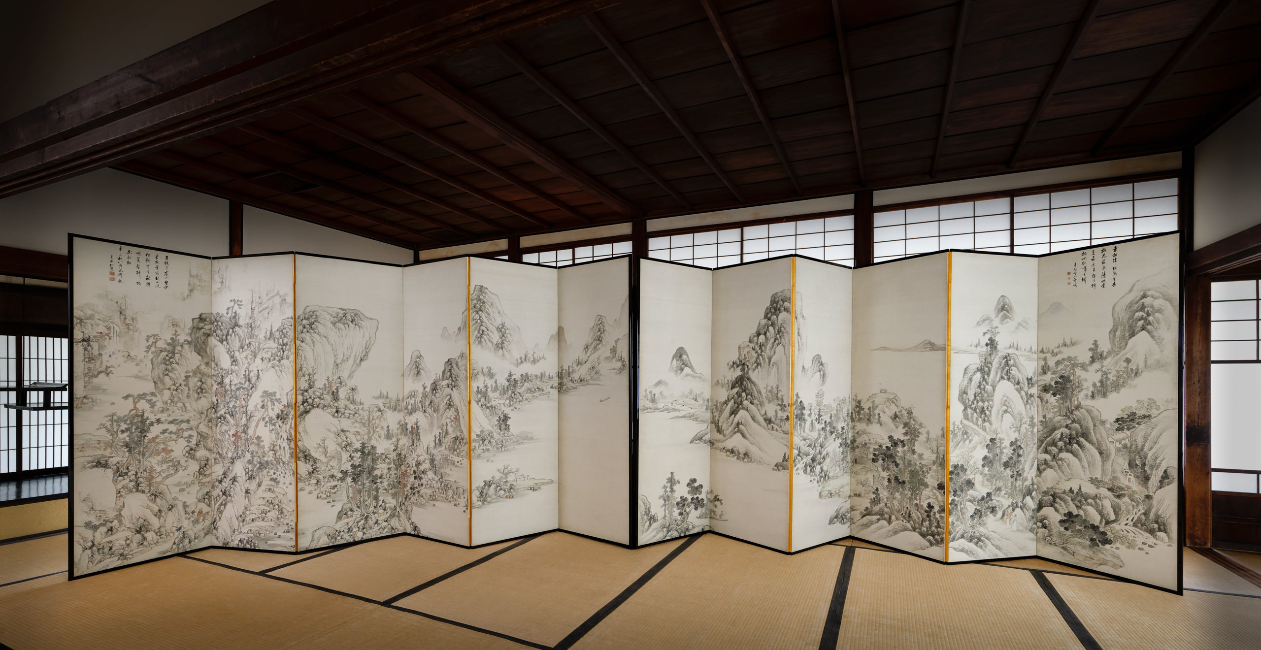春秋山水図屏風 展示の様子